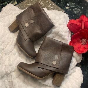 🌹Muk Luks “Chris” Dark Brown Faux Leather Heeled Boots